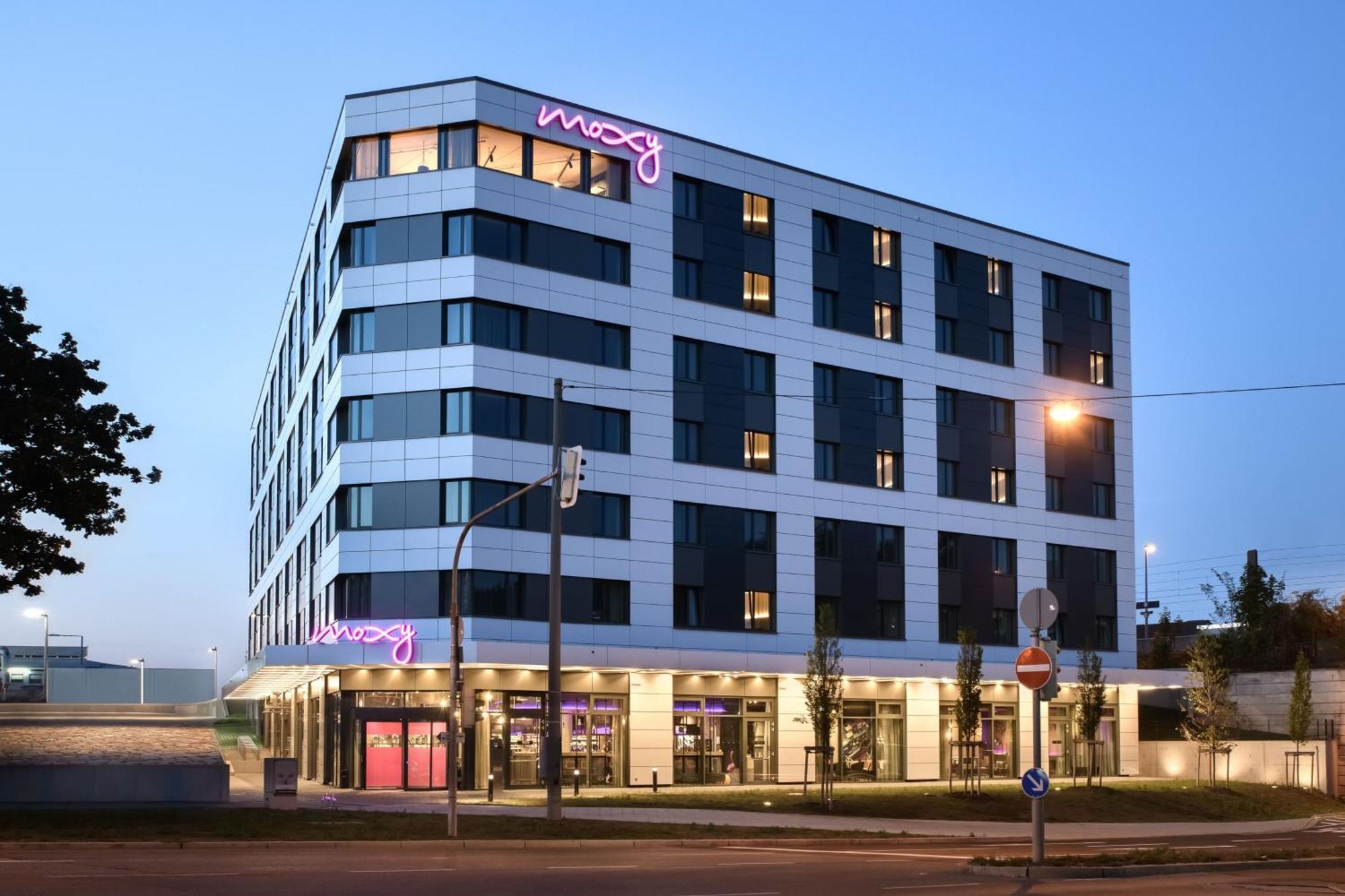 Отель Moxy Stuttgart Feuerbach Экстерьер фото
