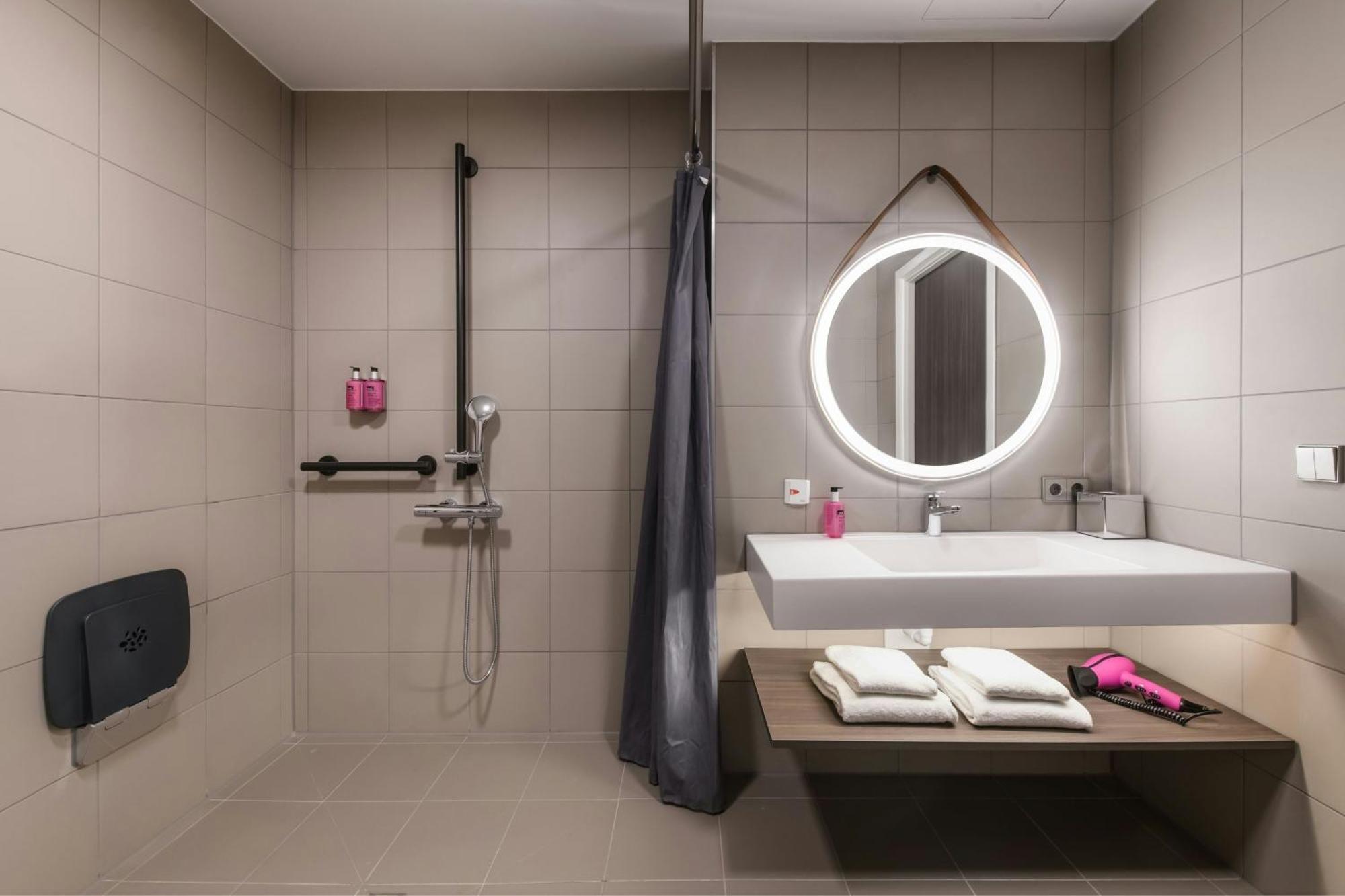 Отель Moxy Stuttgart Feuerbach Экстерьер фото