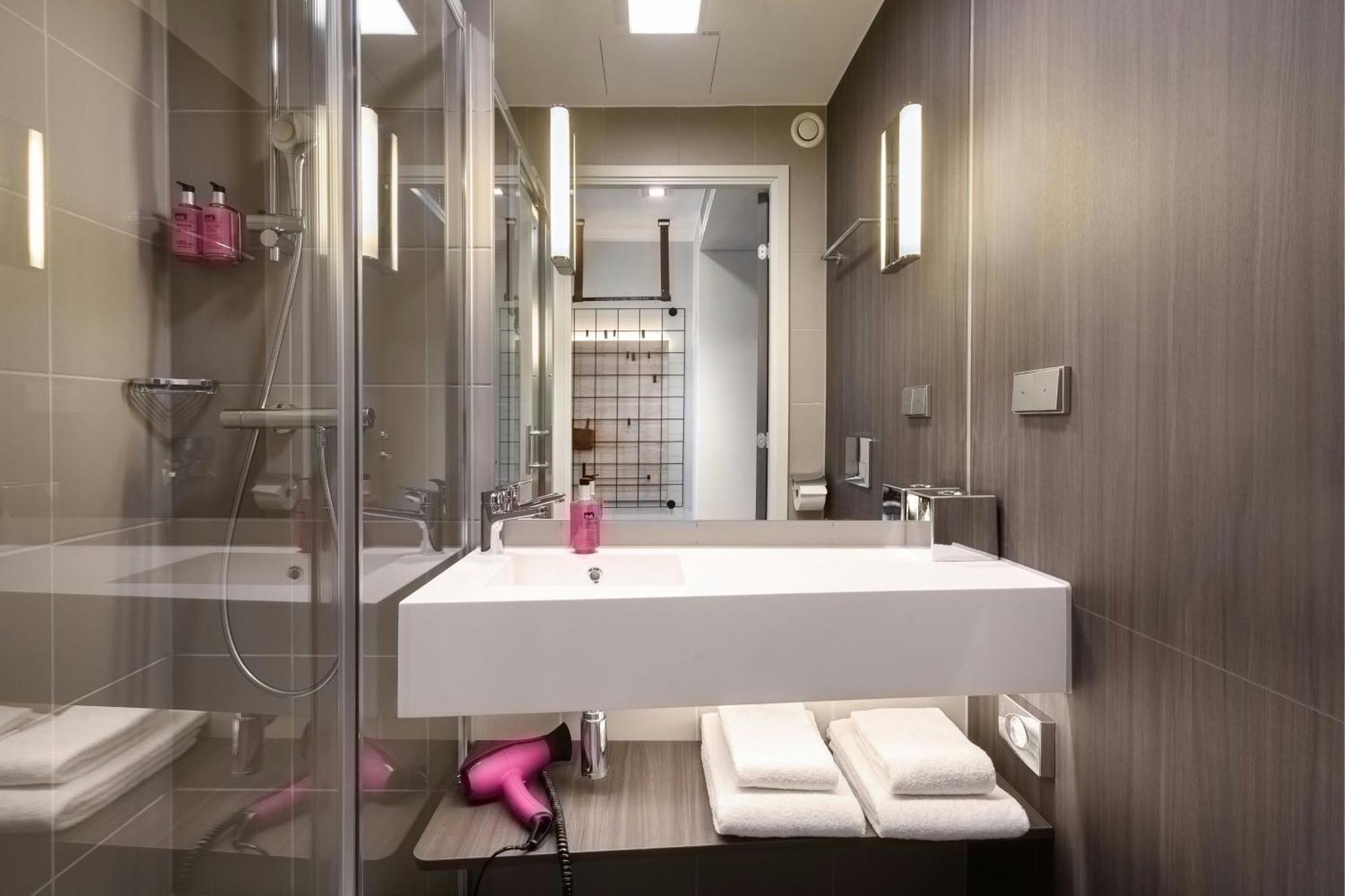 Отель Moxy Stuttgart Feuerbach Экстерьер фото