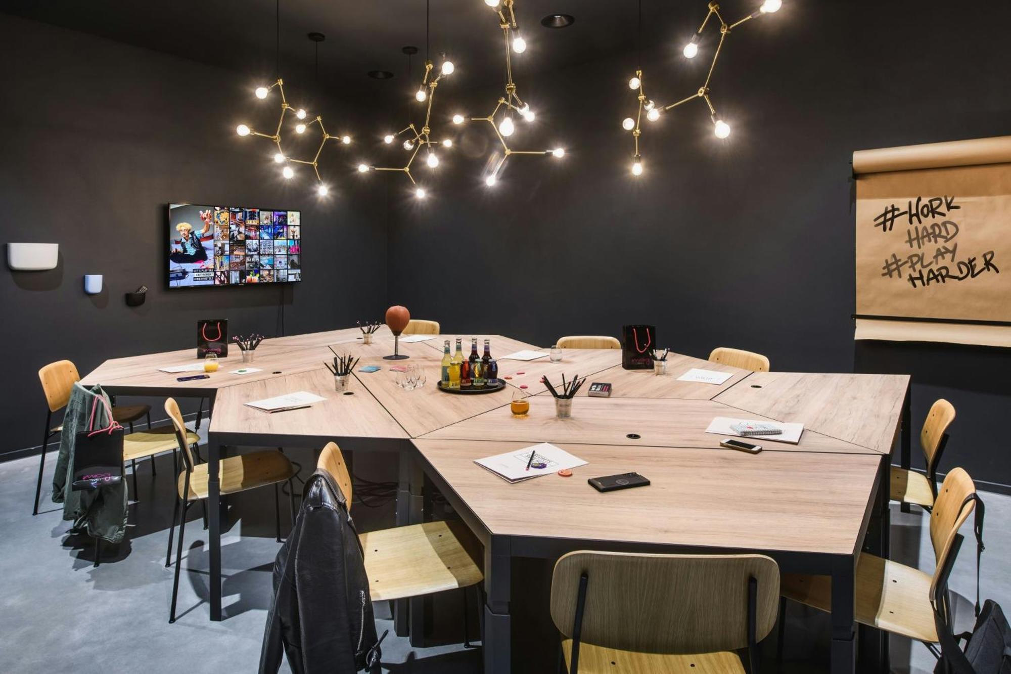 Отель Moxy Stuttgart Feuerbach Экстерьер фото